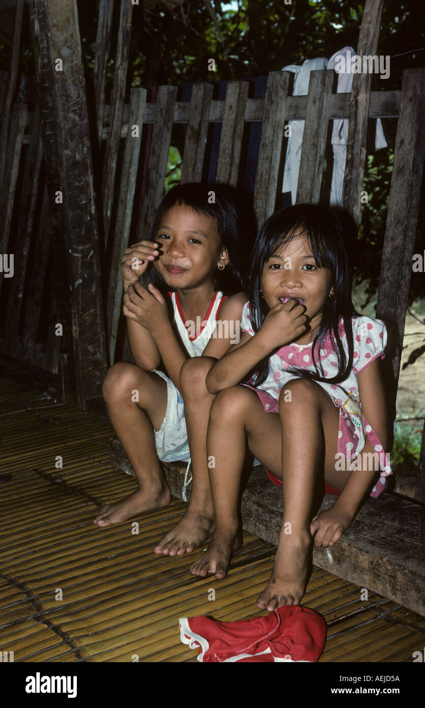 I bambini nella Mompilis Rungus Longhouse tribù Kadazan persone vicino a Kudat Sabah Borneo Malese Foto Stock