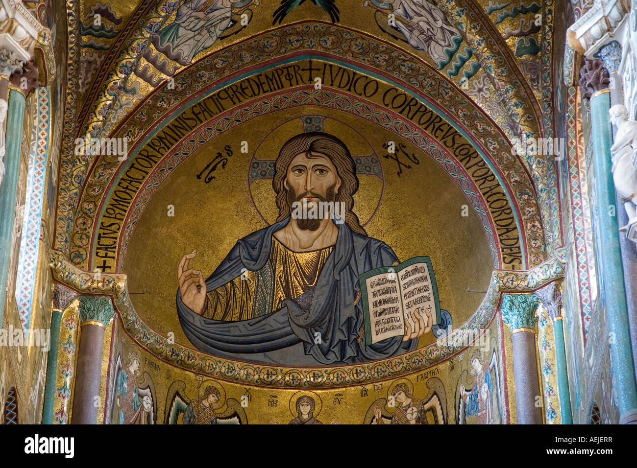 Christus Pantokrator mosaico dell'abside del Duomo di Cefalu, Sicilia, Italia Foto Stock