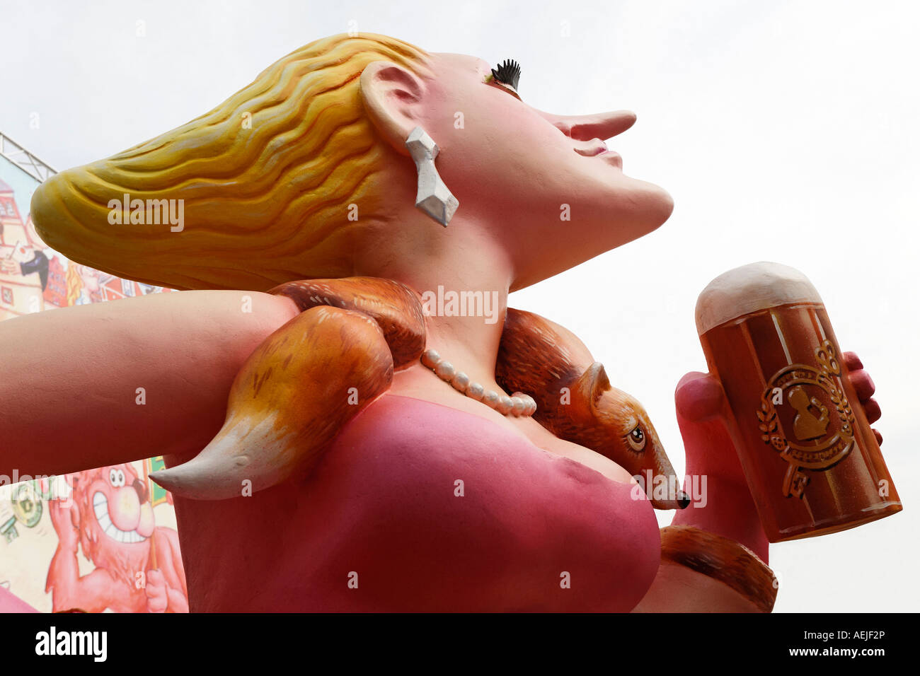 Snooty-donna dal naso, caricatura davanti a una birra tenda, Reno luna park, Duesseldorf, NRW, Germania Foto Stock