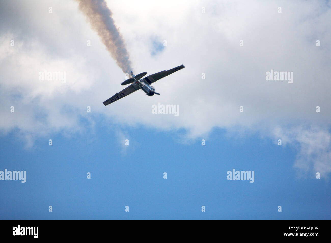 T 6 Texan North American Harvard o T 6 texano o SNJ WW2 addestratore militare pilotato da Bill Leff Binghamton Airshow di New York STATI UNITI D'AMERICA Foto Stock