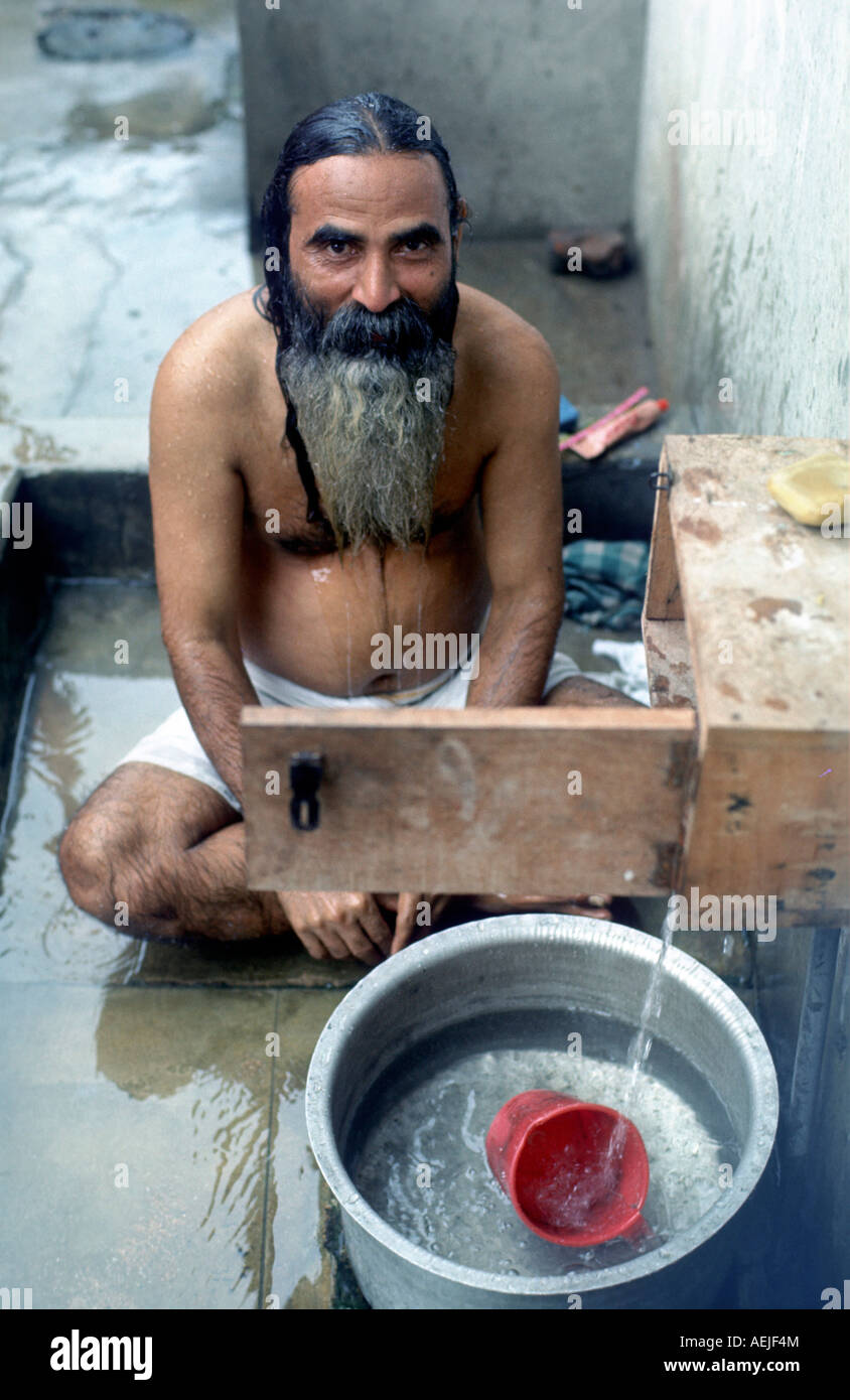 Sadhu, hinduistic uomo santo, mattina lavarsi, Padna, India Foto Stock