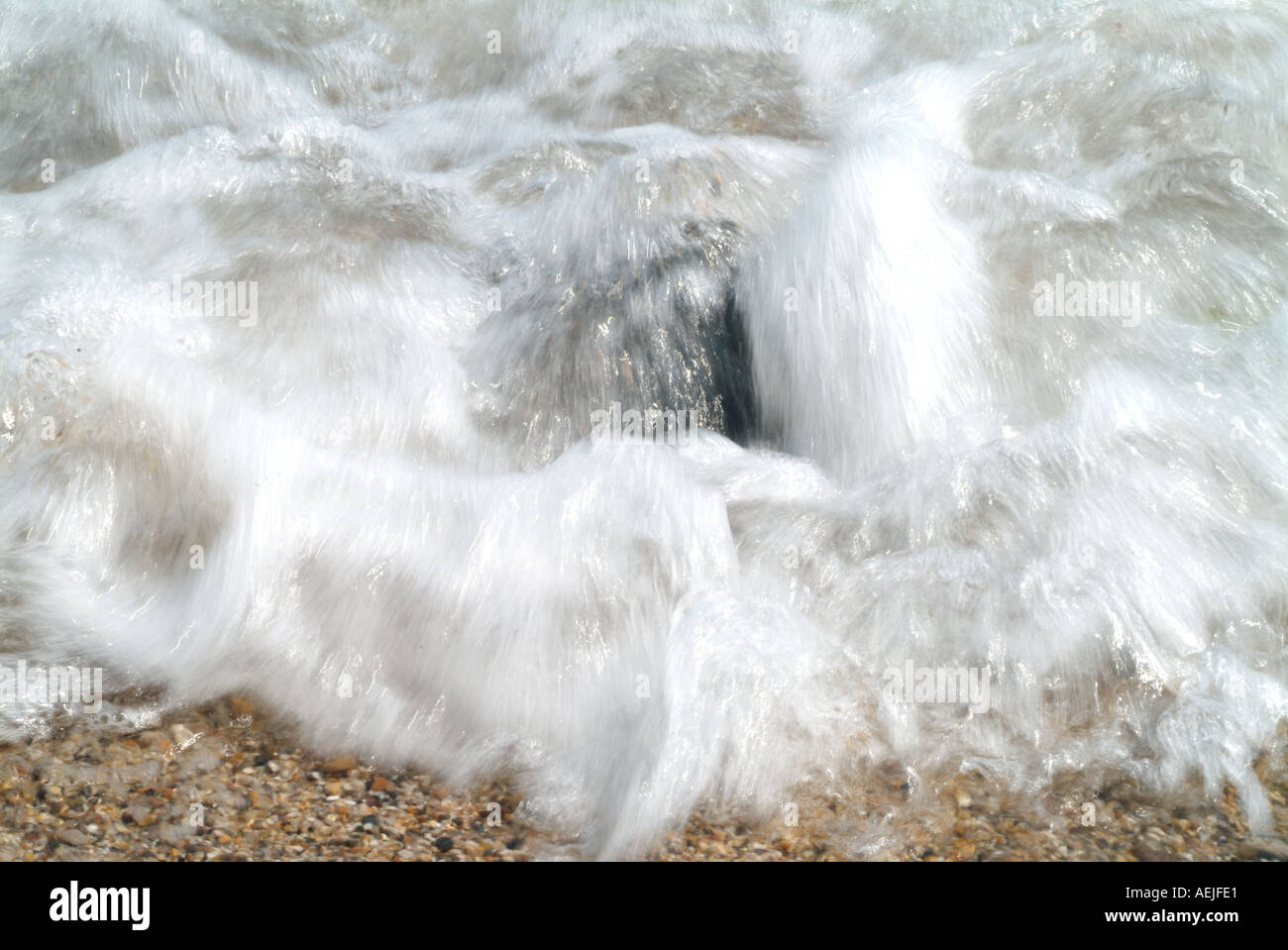 Onde Mare rocce crashing surf schiuma frenata la schiuma beach shore seashore regno unito Foto Stock