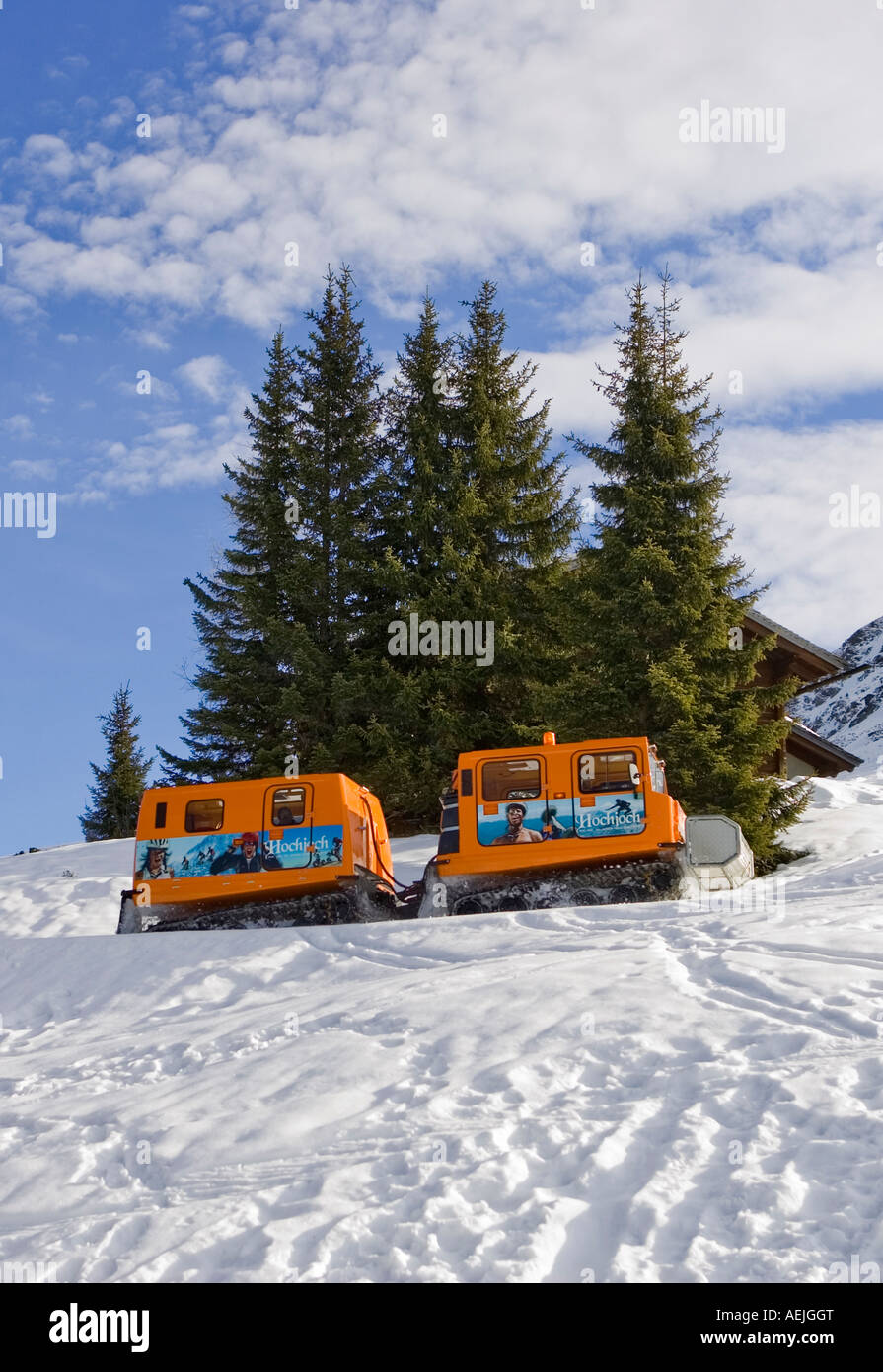 Il gatto delle nevi sulle piste da sci Foto stock - Alamy