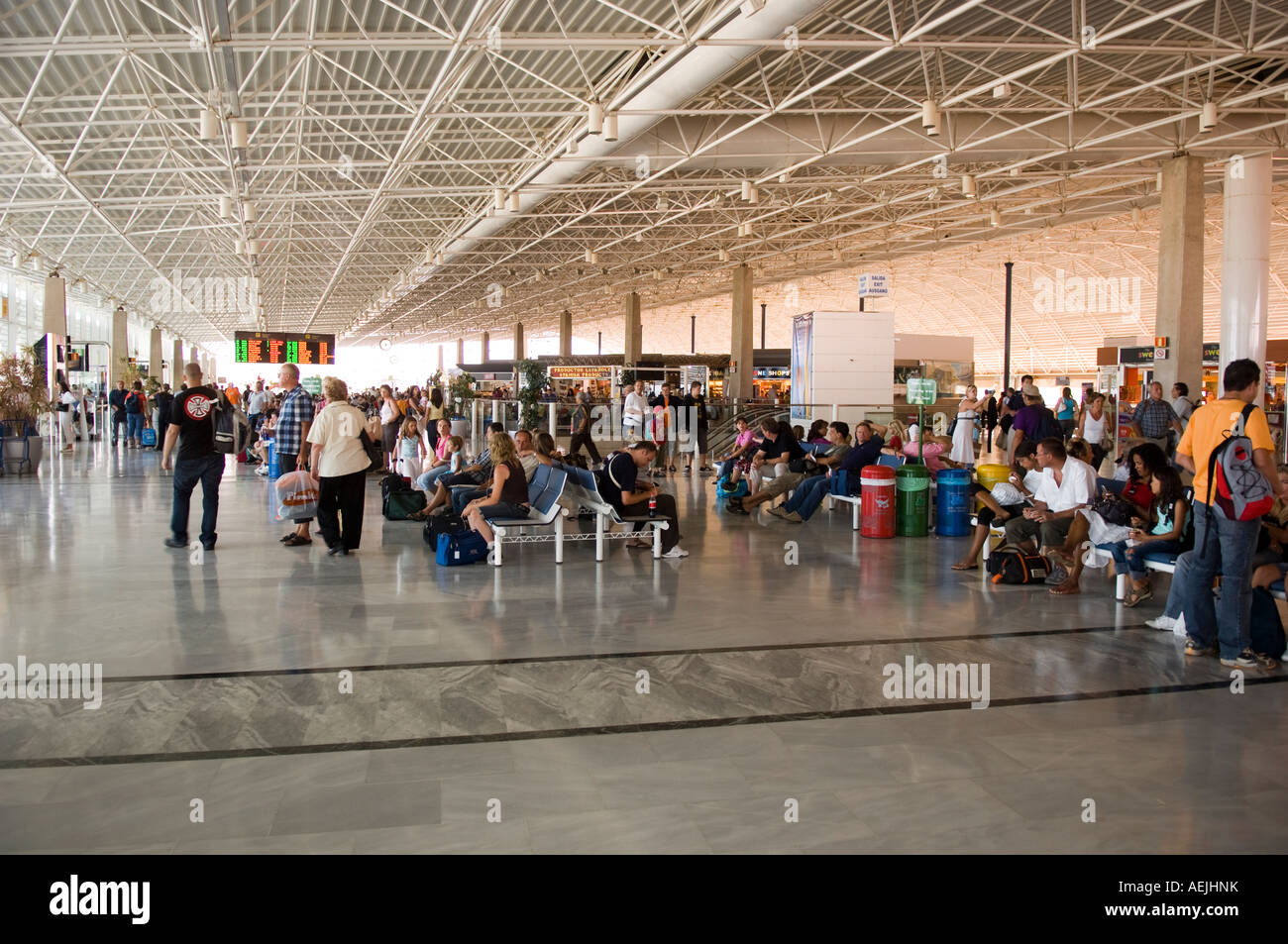 Sala partenze dell'aeroporto di Fuerteventura, Isole Canarie, Spagna Foto  stock - Alamy