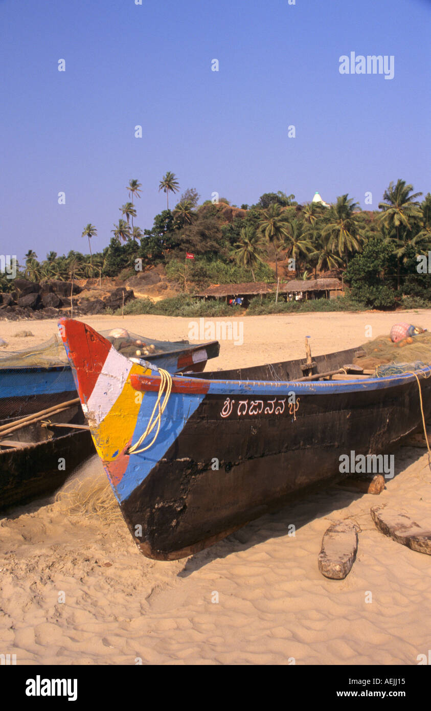 Barche da pesca spiaggia Gokarna India Foto Stock