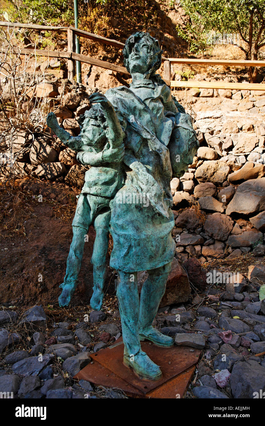 Scultura in bronzo di madre con bambino, Barranco de Guayadeque, Gran Canaria, Spagna Foto Stock