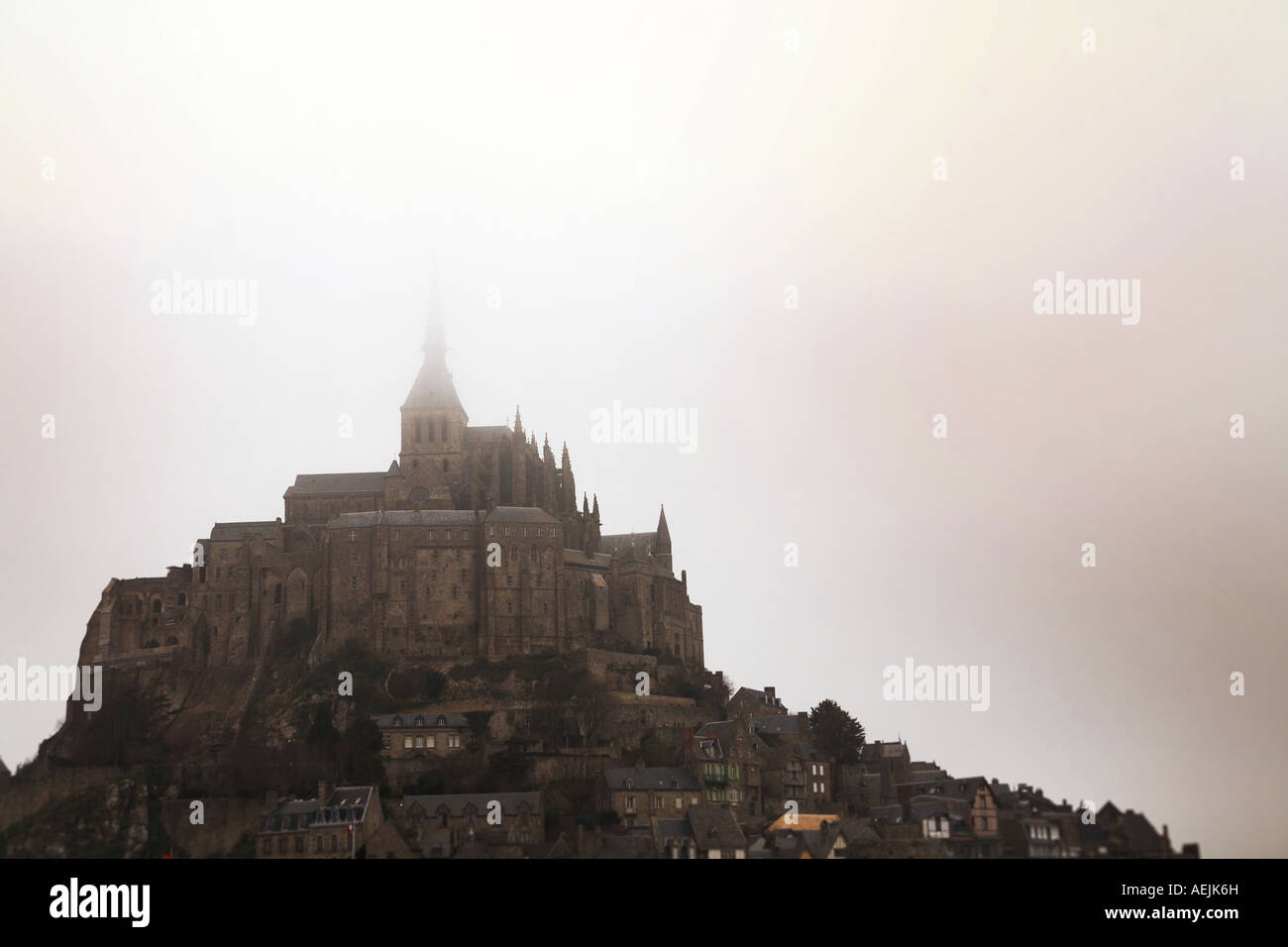 La nebbia sul Mont Saint Michel, Sito Patrimonio Mondiale dell'UNESCO La Manche regione Basse Normandie Normandia Francia Europa Foto Stock