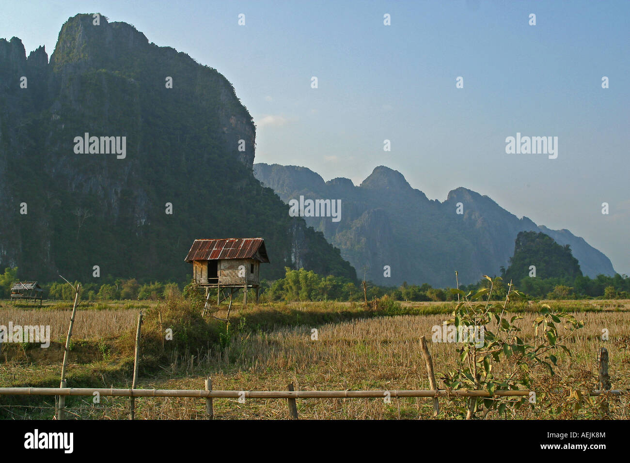 Montagne di bizzarro e fantastico paesaggio intorno Vang Vieng nel nord del Laos Laos Foto Stock