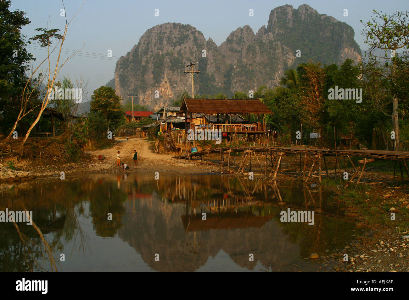 Montagne di bizzarro e fantastico paesaggio intorno Vang Vieng nel nord del Laos Laos Foto Stock