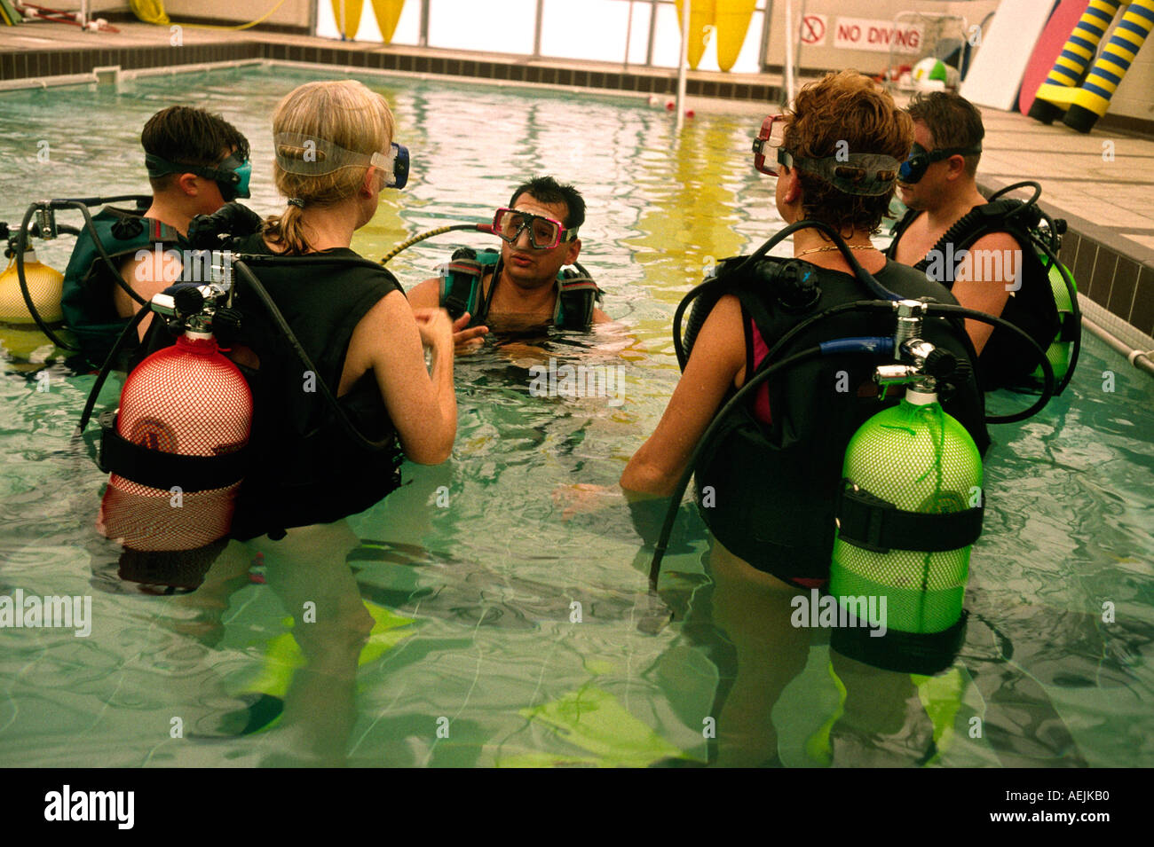 Sport imparare ad immergersi nella piscina Foto Stock