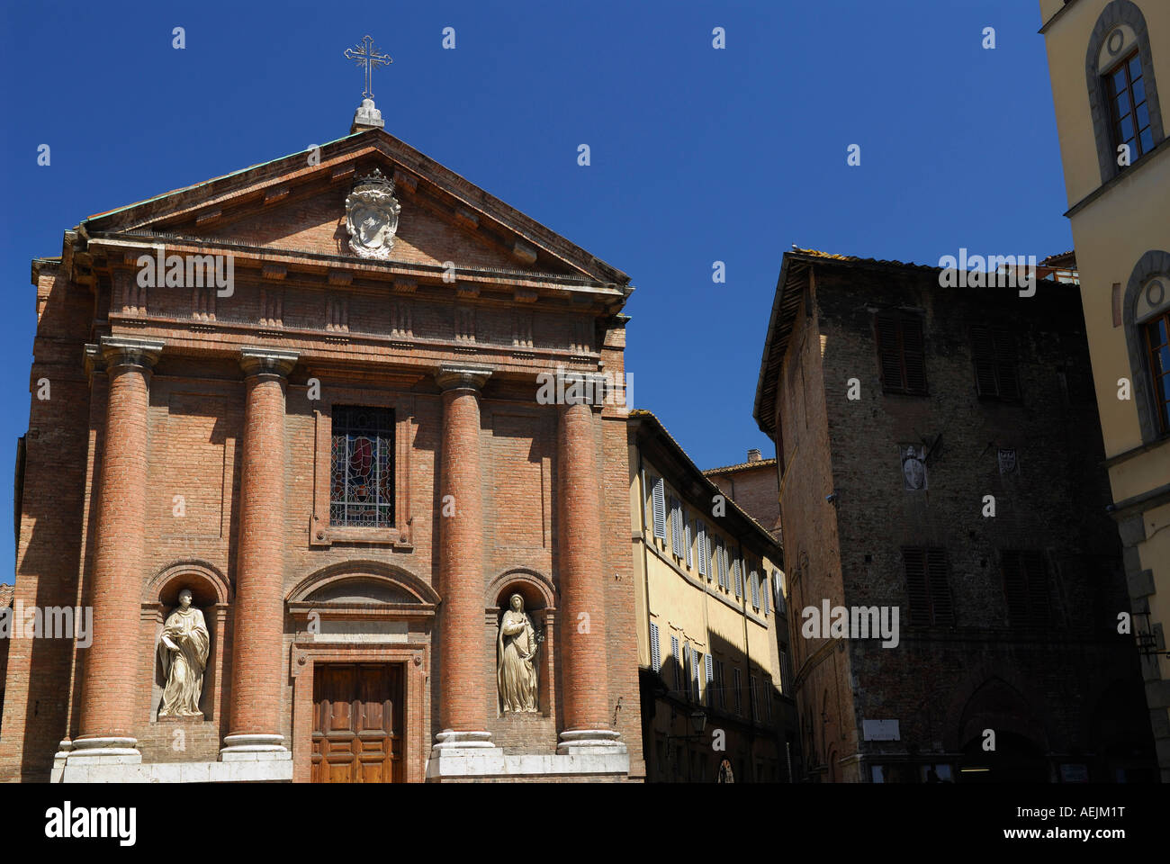 Neo classica facciata della chiesa cattolica di San Cristoforo in Siena Toscana Italia Foto Stock
