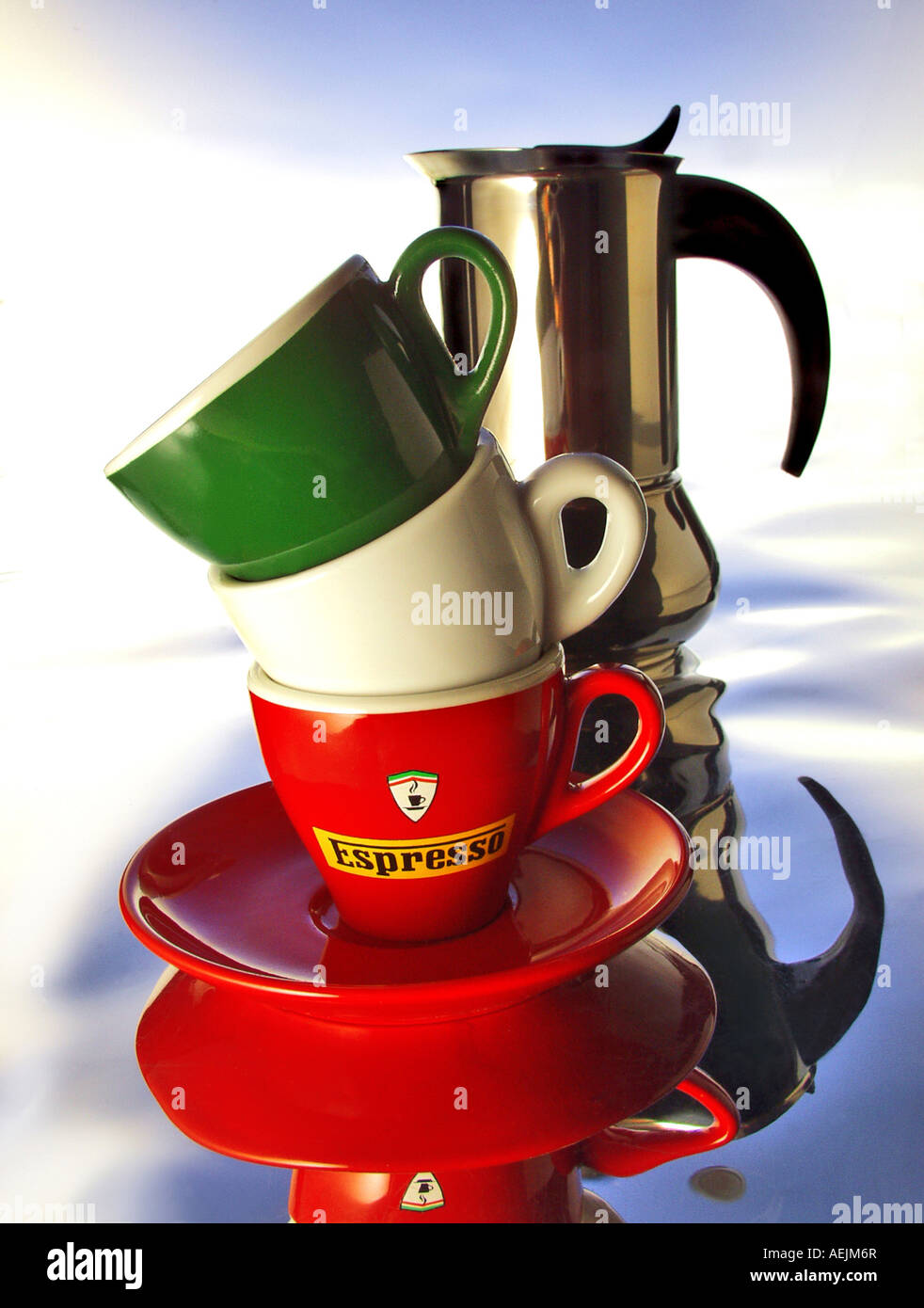 Il bianco, il rosso e il verde le tazze con caraffa di caffè espresso Foto Stock