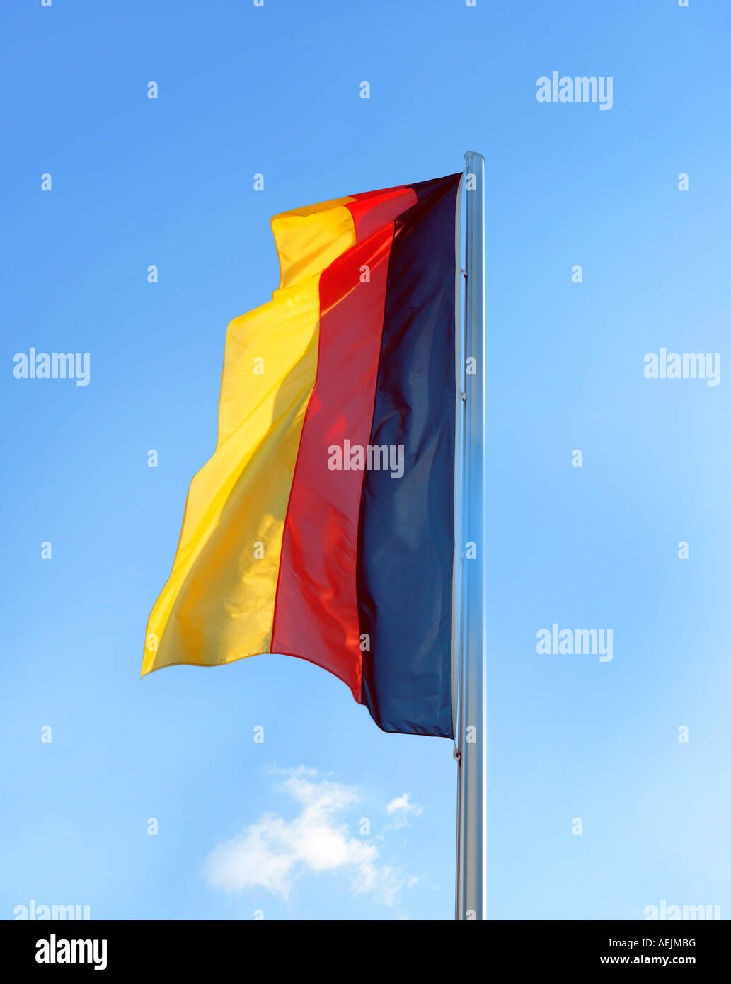 Bandiera tedesca sta soffiando nel vento Foto Stock