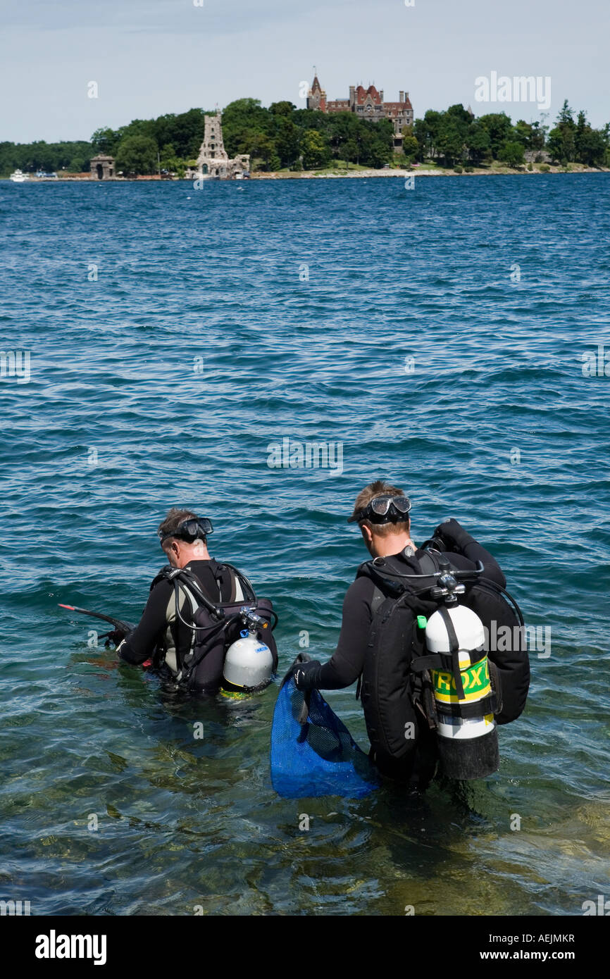 I subacquei entrando in St Lawrence River Alexandria Bay mille isole New York Foto Stock