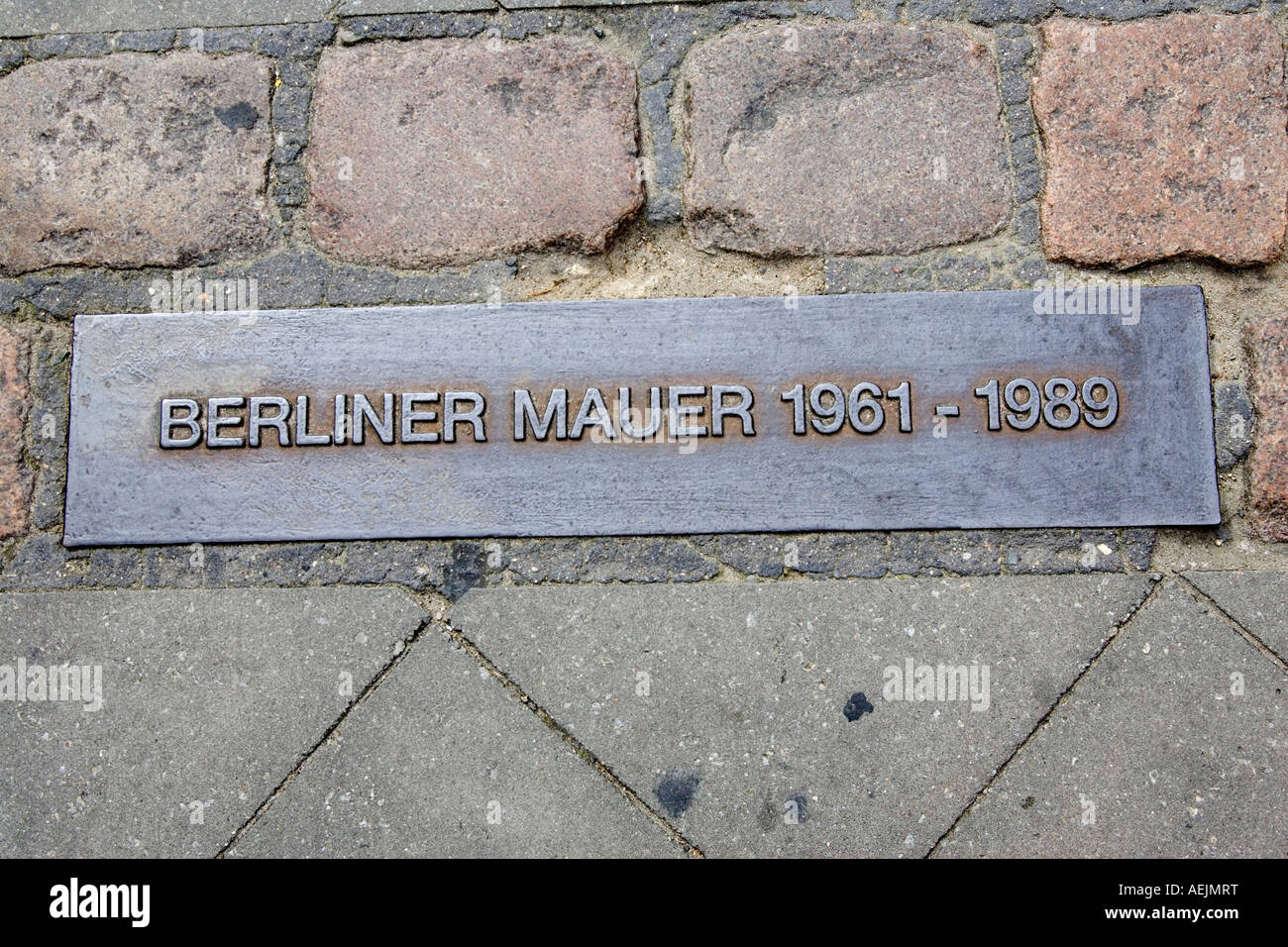 Segno su un marciapiede di Berlino in Germania che mostra dove la parete di Berliner usato per essere, Berlino, Germania Foto Stock