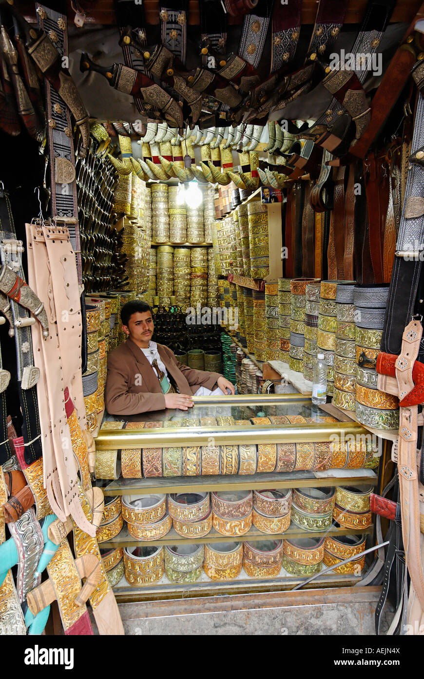 Shop per jemenian pugnali e cinghie, Sanaa, Sana'a, Yemen Foto Stock
