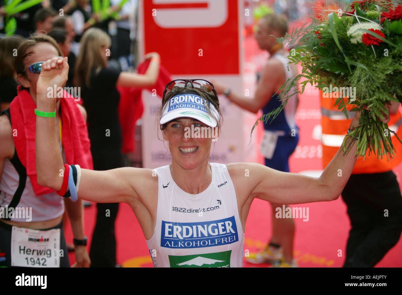 Il vincitore dell'Ironman Europa, Nicole Leder, sul target di Francoforte Hesse, Germania, Europa. Foto Stock