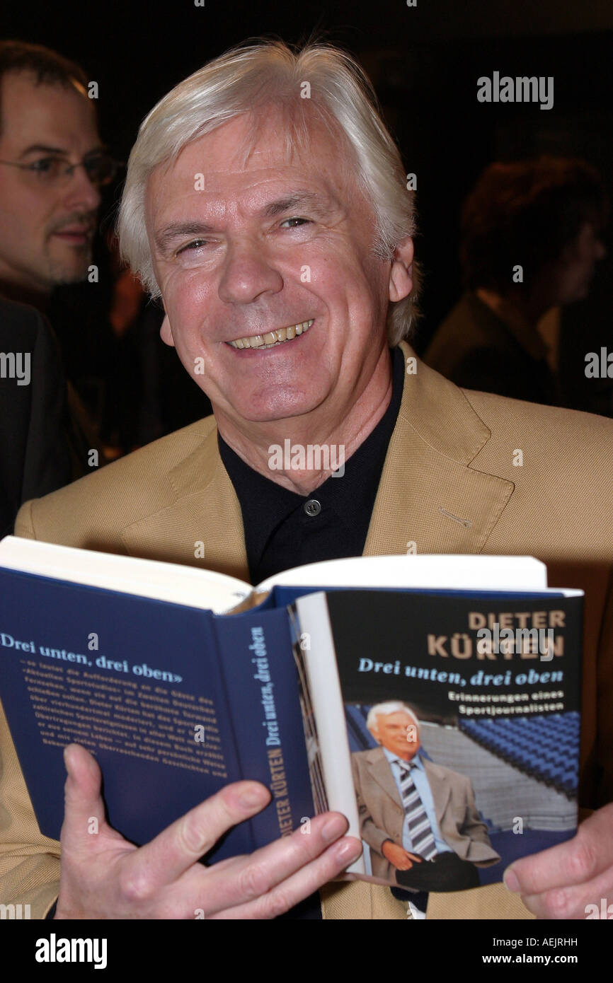 TV-giornalista Dieter Kuerten con la sua autobiografia Foto Stock