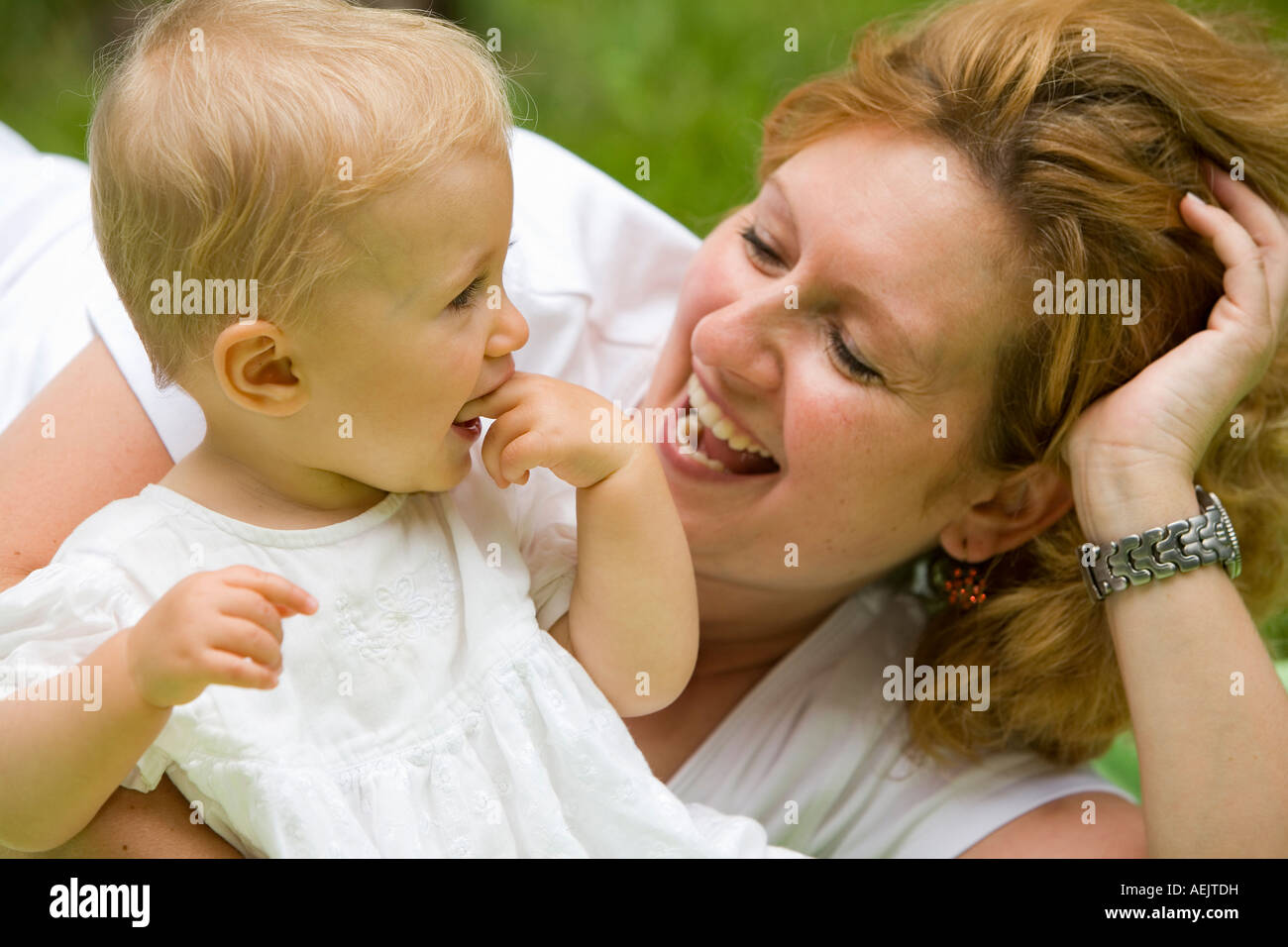 Una giovane donna e la sua 10 mesi figlia Foto Stock