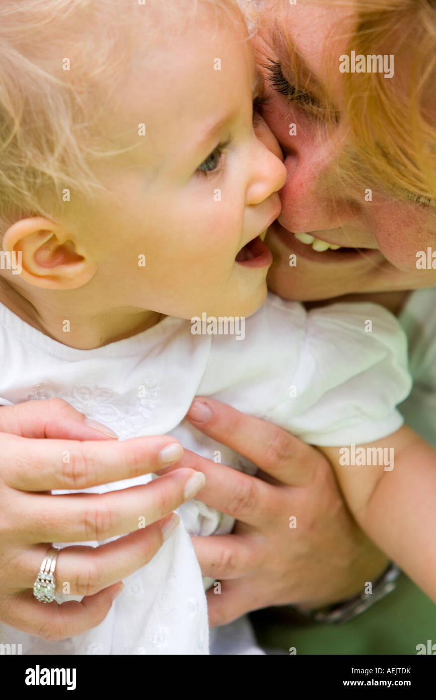 Una giovane donna e la sua 10 mesi figlia Foto Stock