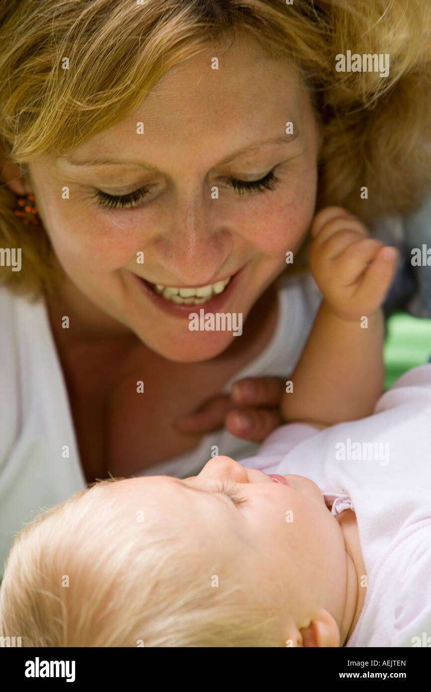 Una giovane donna che gioca con i suoi 10 mesi figlia Foto Stock