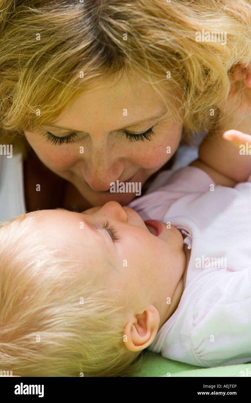 Una giovane donna che gioca con i suoi 10 mesi figlia Foto Stock