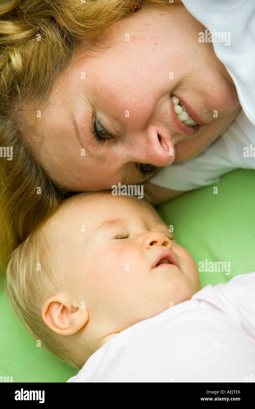 Una giovane donna che gioca con i suoi 10 mesi figlia Foto Stock