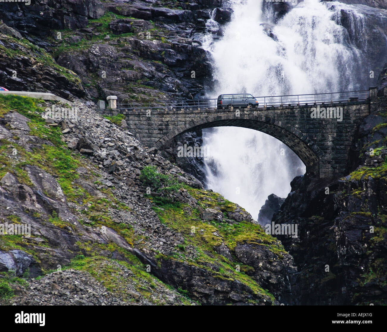 Il ponte di pietra, cascata Stigfossen al Trollstigen, Norvegia e Scandinavia Foto Stock