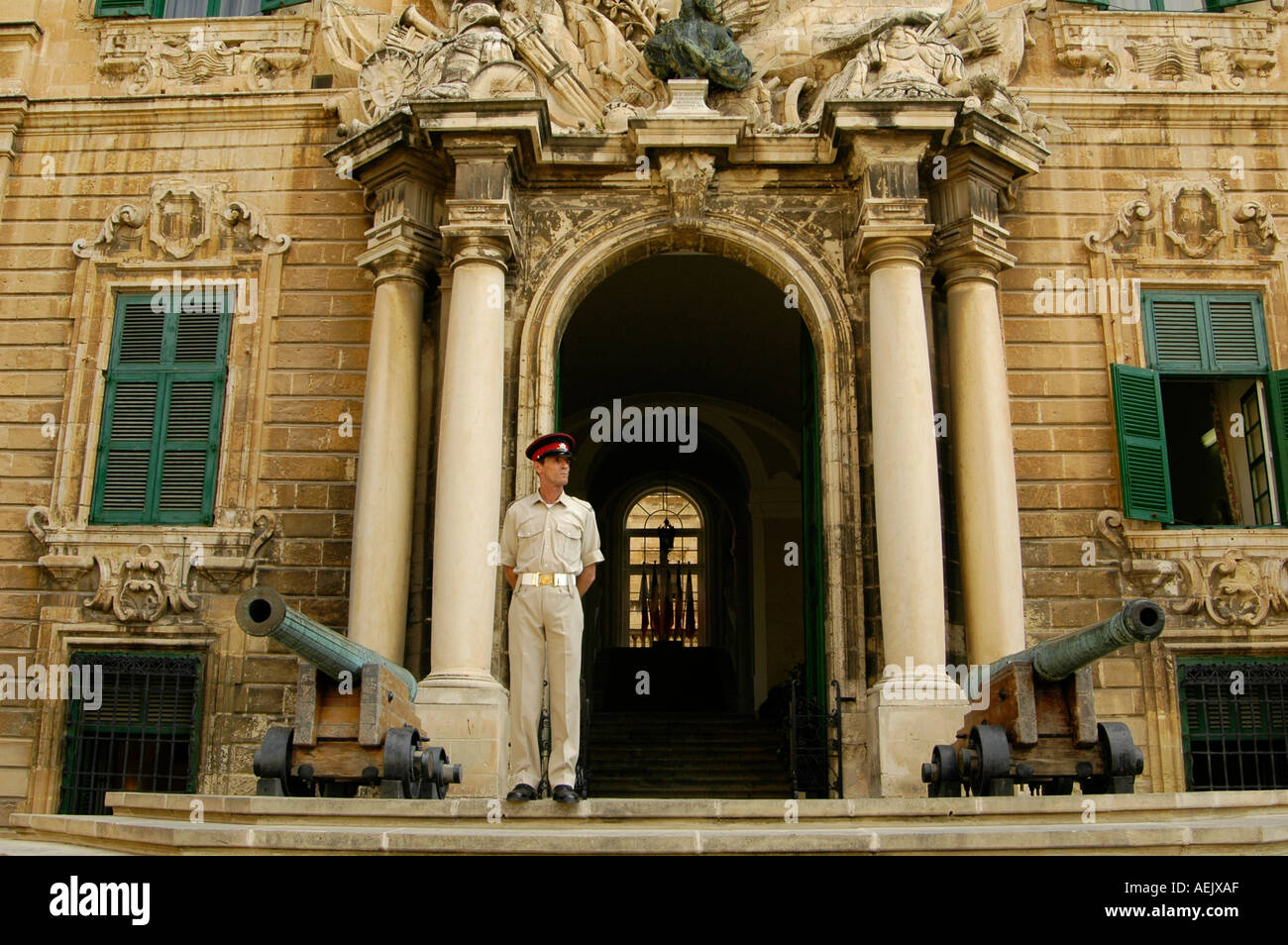 Uniformata l uomo sta di guardia in Auberge de Castille castello che ospita l'ufficio del Primo Ministro a La Valletta di Malta Foto Stock