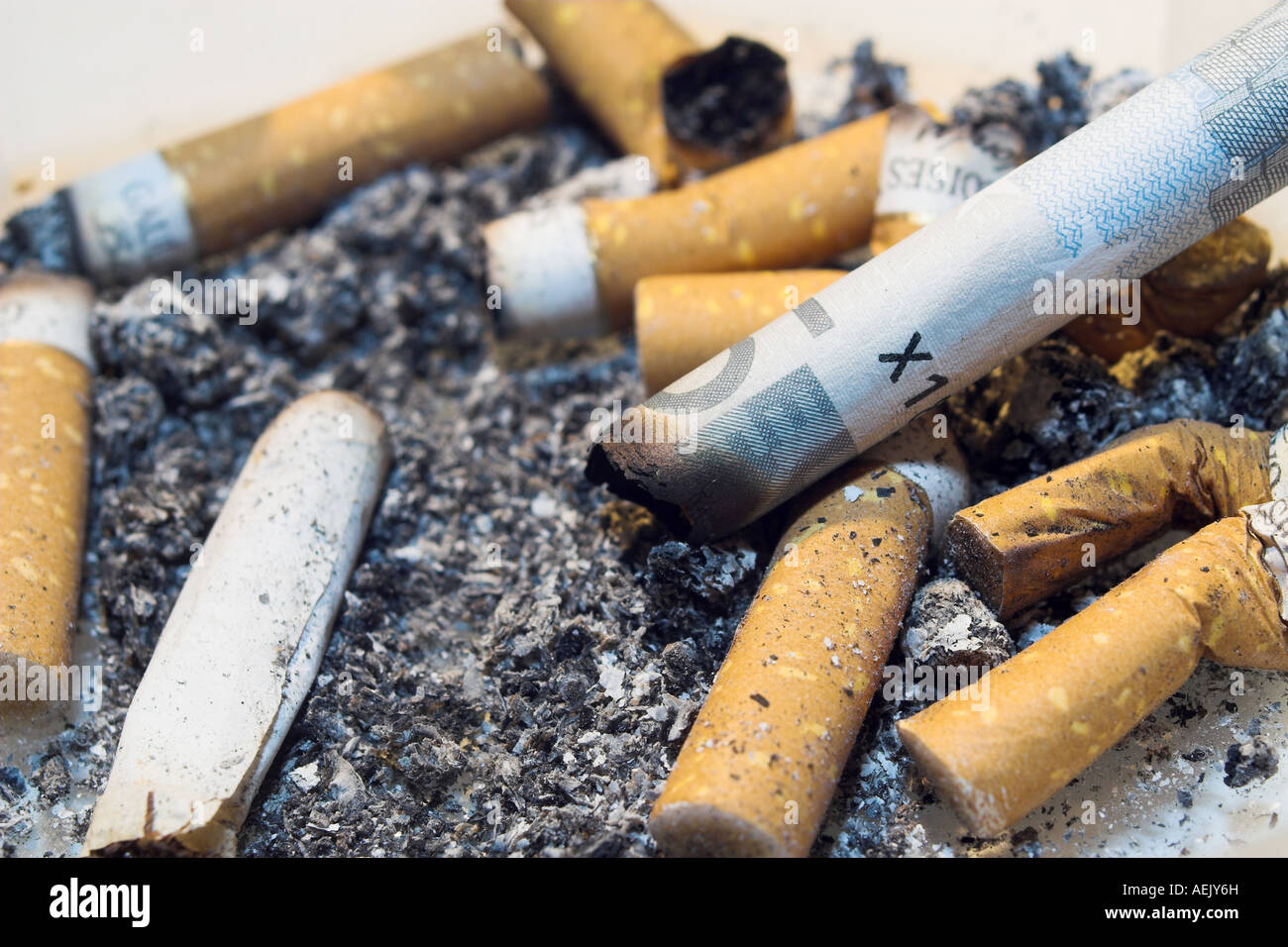 Il fumo è costoso Foto Stock