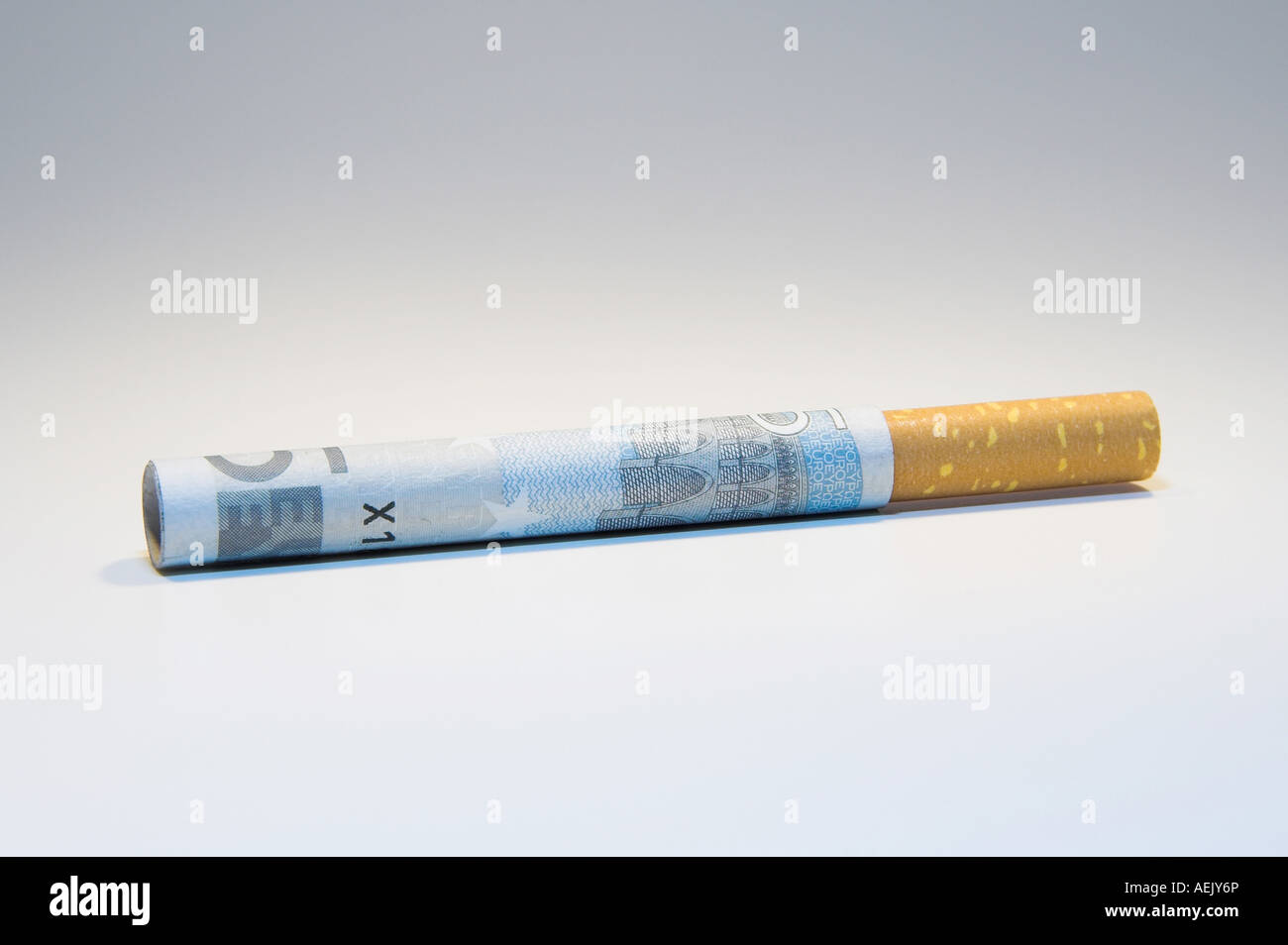 Il fumo è costoso Foto Stock