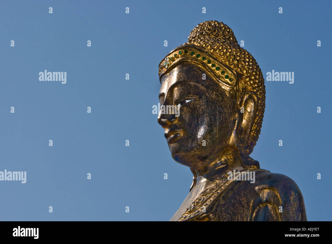 Statua in legno di un buddha Foto Stock