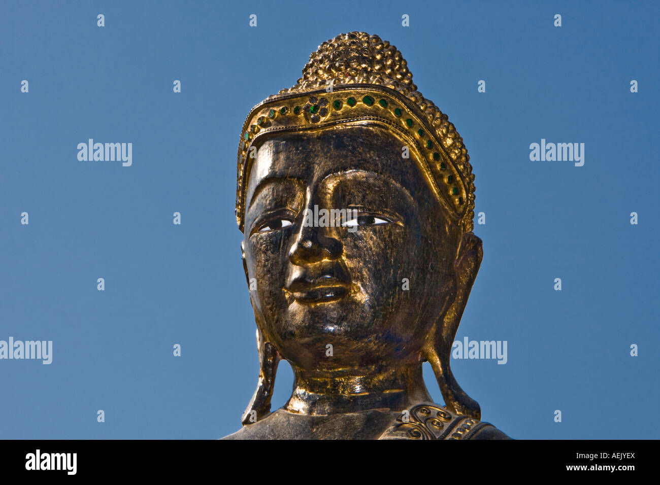Statua in legno di un buddha Foto Stock