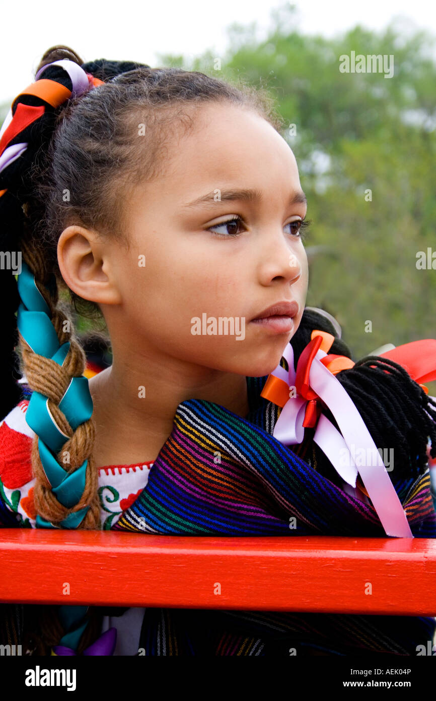 Giovani Chicana bambina di 7 anni seduto sul galleggiante in attesa per la parata di inizio. Cinco de Mayo Fiesta. 'St Paul' Minnesota USA Foto Stock