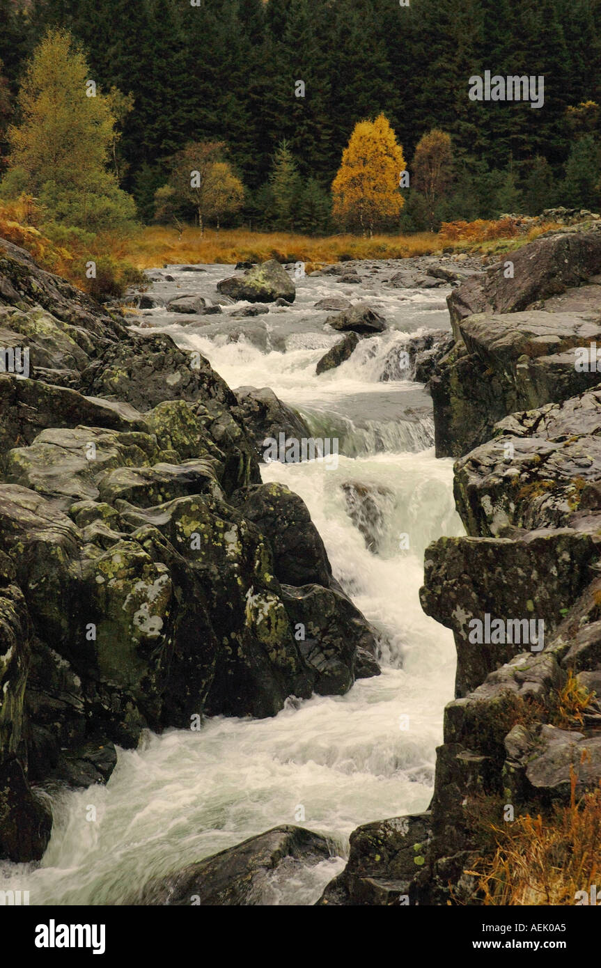 Rapids appena al di sopra del ponte Birks nella valle Duddon Cumbria Inghilterra England Regno Unito Foto Stock