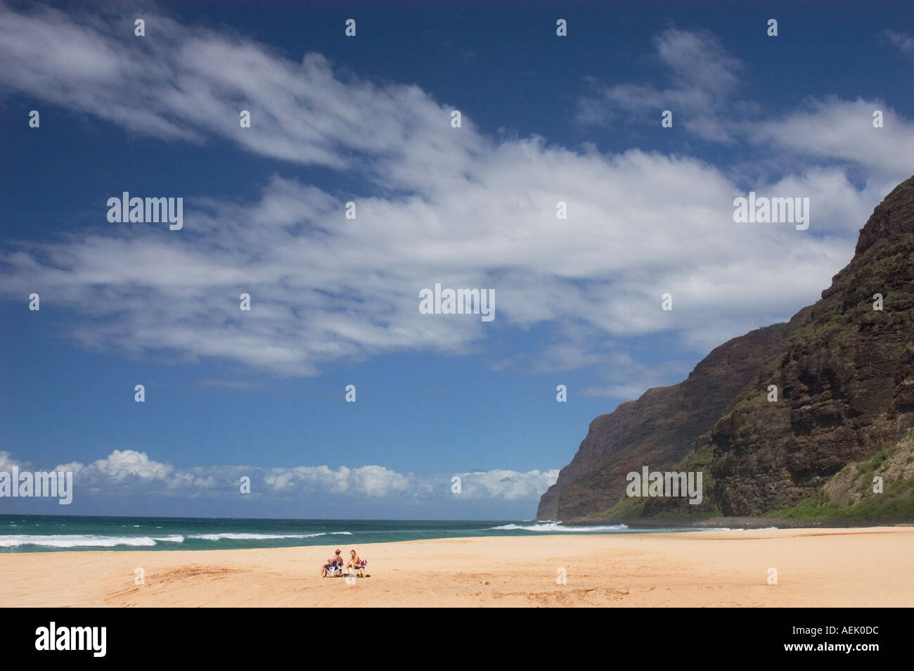 Spiaggia di Polihale Park guardando verso la costa di Na Pali con un paio di sedie da spiaggia Kauai Hawaii Foto Stock