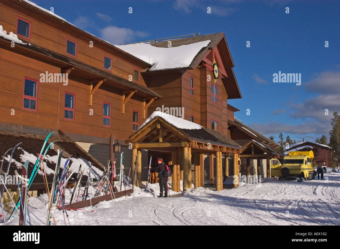 Old Faithful Snow Lodge in inverno con neve pulmann e sci in ingresso il Parco Nazionale di Yellowstone Wyoming USA Foto Stock