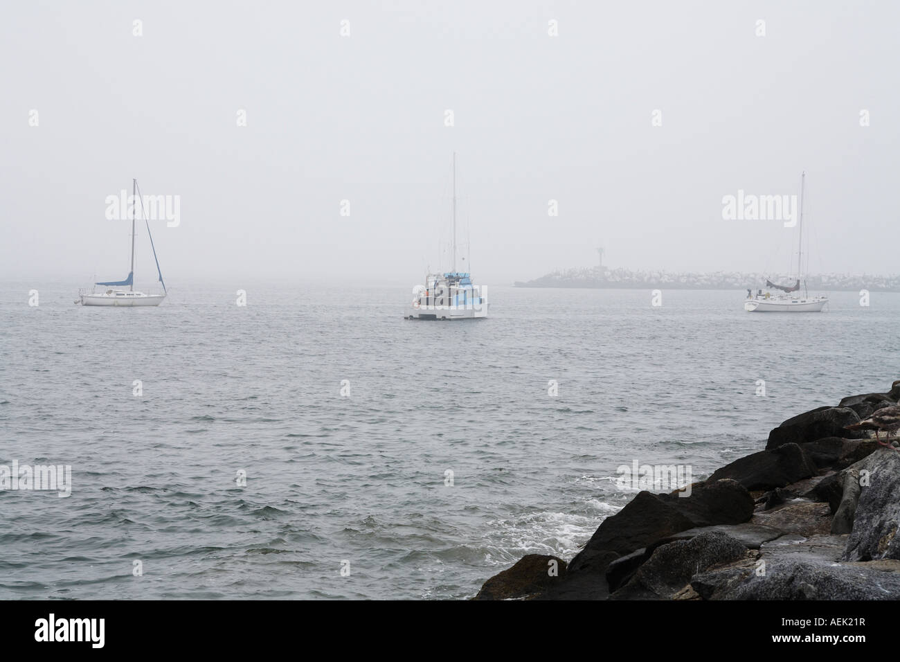 Barche a vela nella nebbia in mare Playa del Rey, Los Angeles County, California USA Foto Stock