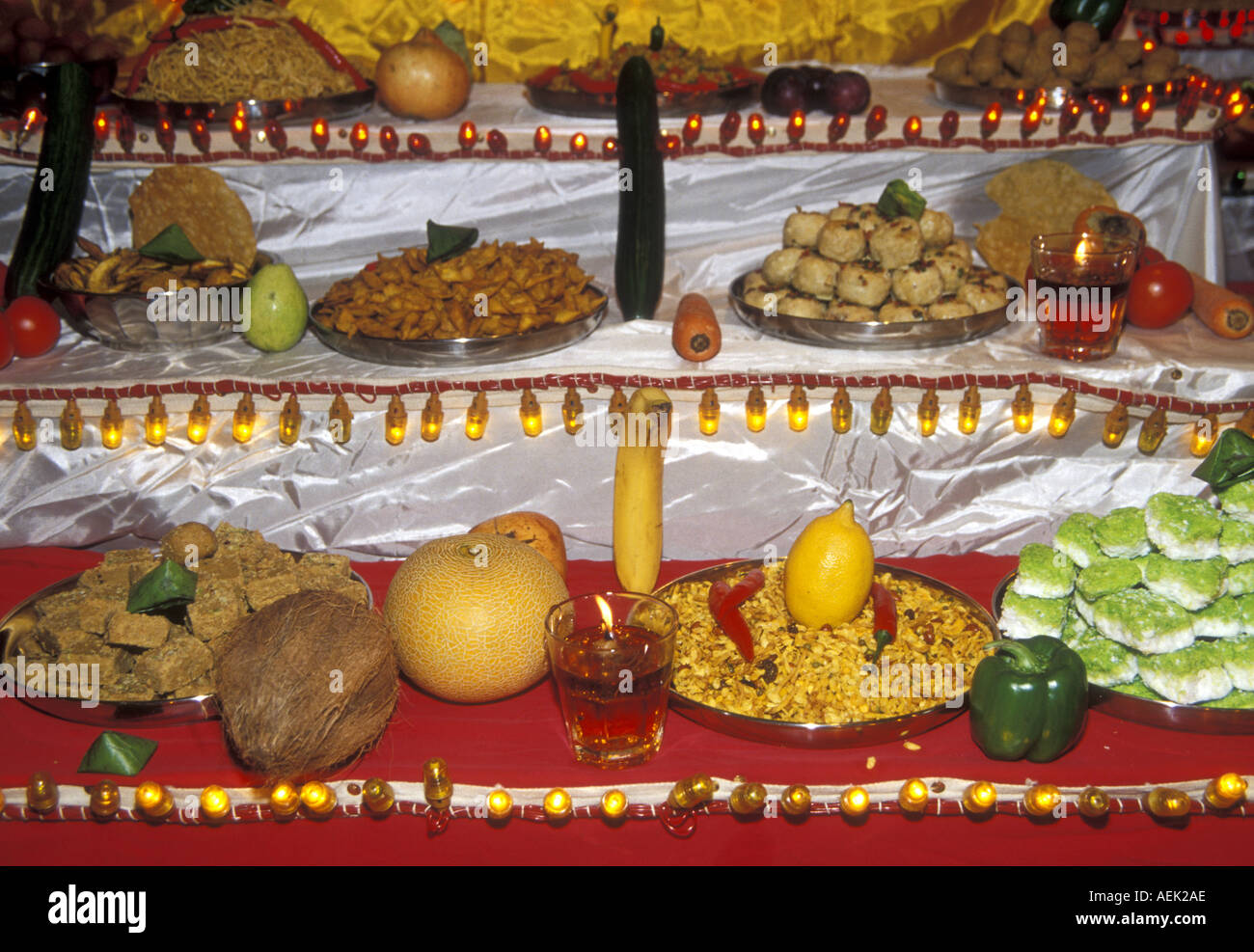 L Induismo Divali offerte di frutta e dolci su un altare del tempio Foto Stock