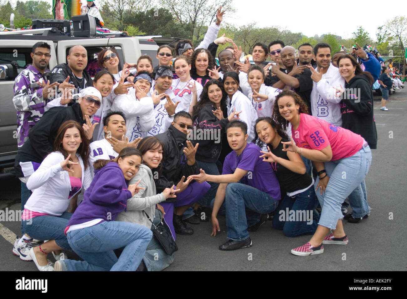 Gruppo Latina sorority Sigma Lambda Gamma e Latino fraternità Lambda Sigma Beta. Cinco de Mayo Fiesta. 'St Paul' Minnesota USA Foto Stock