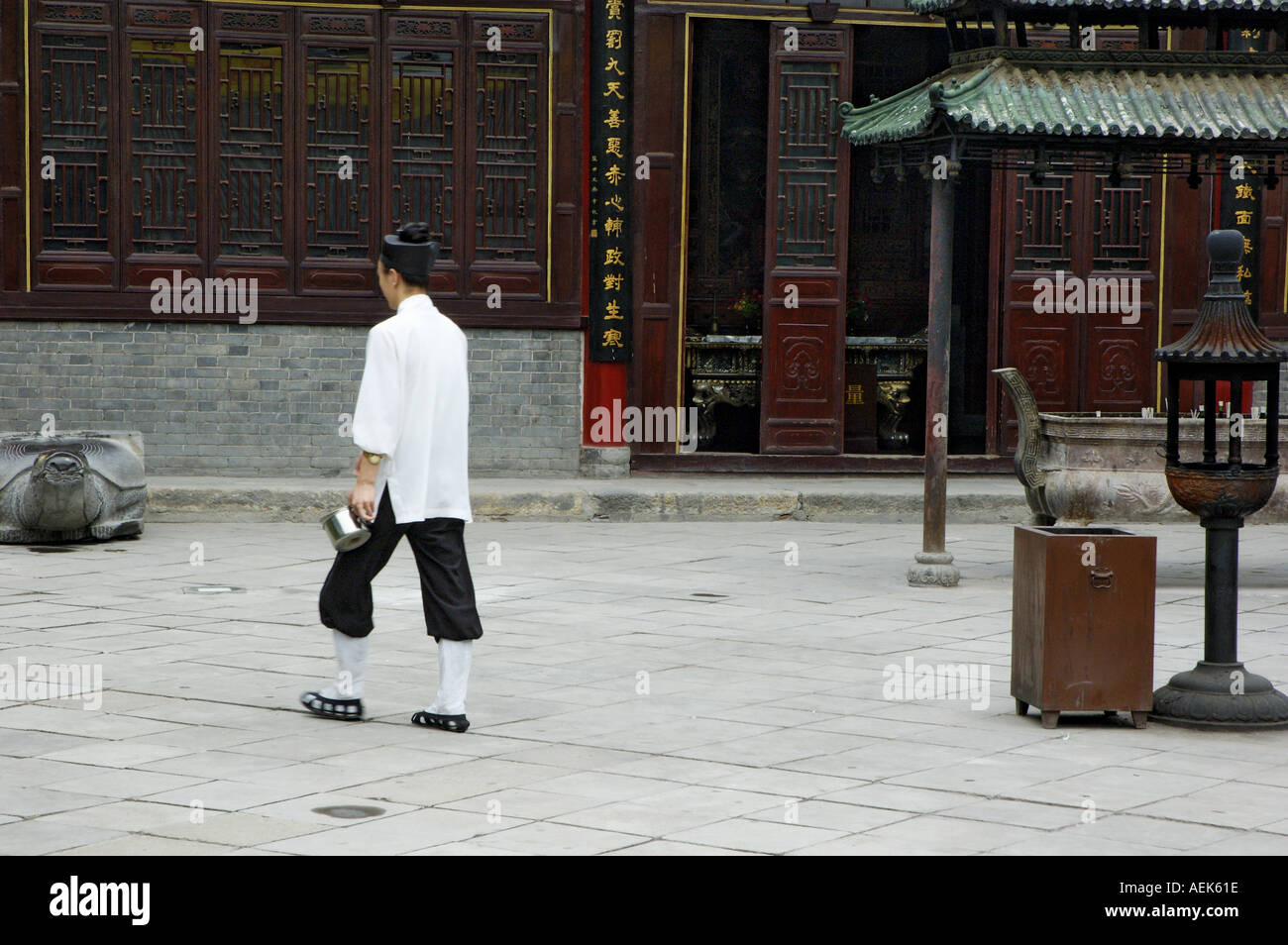 Cina Shaanxi Xian un sacerdote taoista al Baxian Guan taoista di Otto Immortali tempio Foto Stock