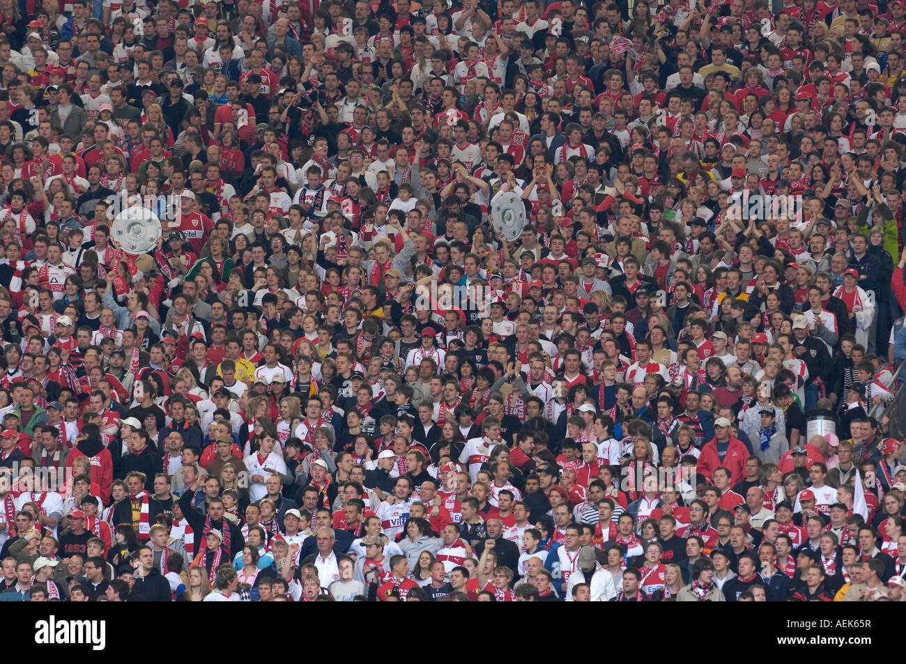 Mare di bandiere Gottlieb-Daimler-Stadion di Stoccarda, Baden-Wuerttemberg, Germania Foto Stock