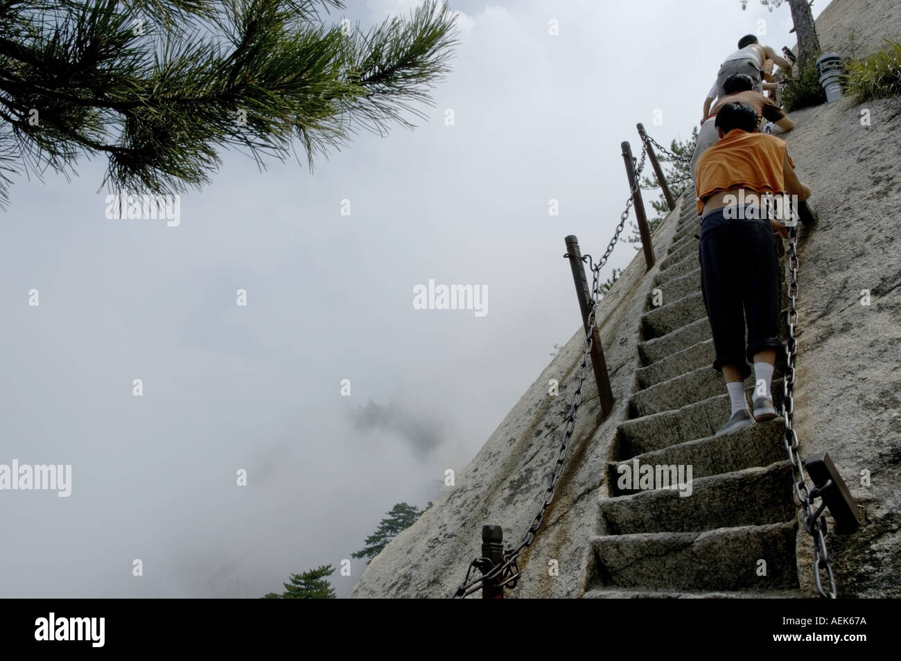 Gradini ripidi fino attraverso la nebbia di Hua Shan montagna sacra, Xian, Shaanxi, Cina Foto Stock
