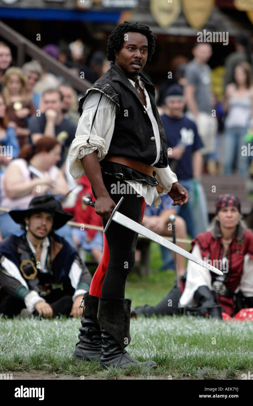 Uomo in abito di periodo e con una spada a Renaissance Faire Foto Stock