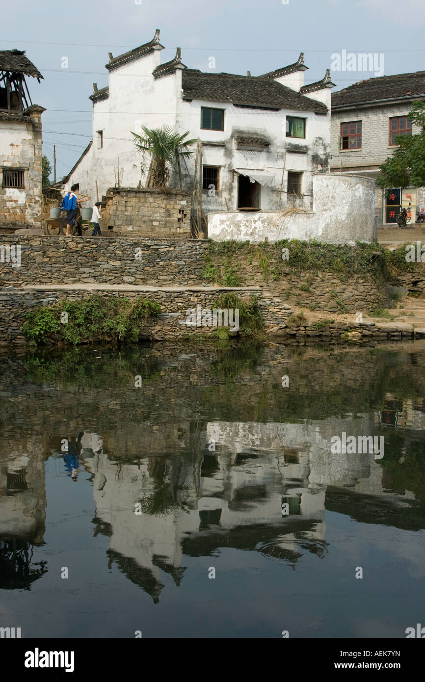 Architettura tradizionale su un fiume Sixiyuan Village Wuyuan provincia di Jiangxi Cina Foto Stock