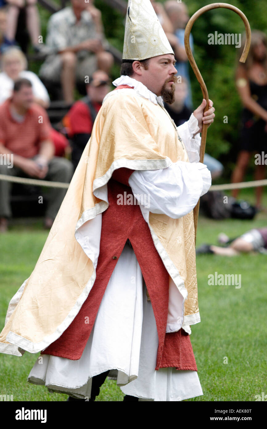 Uomo vestito da Vescovo con pastori crook alla fiera del Rinascimento Foto  stock - Alamy