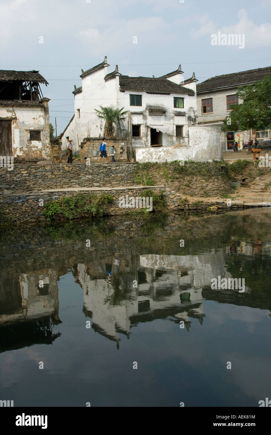 Architettura tradizionale su un fiume Sixiyuan Village Wuyuan provincia di Jiangxi Cina Foto Stock