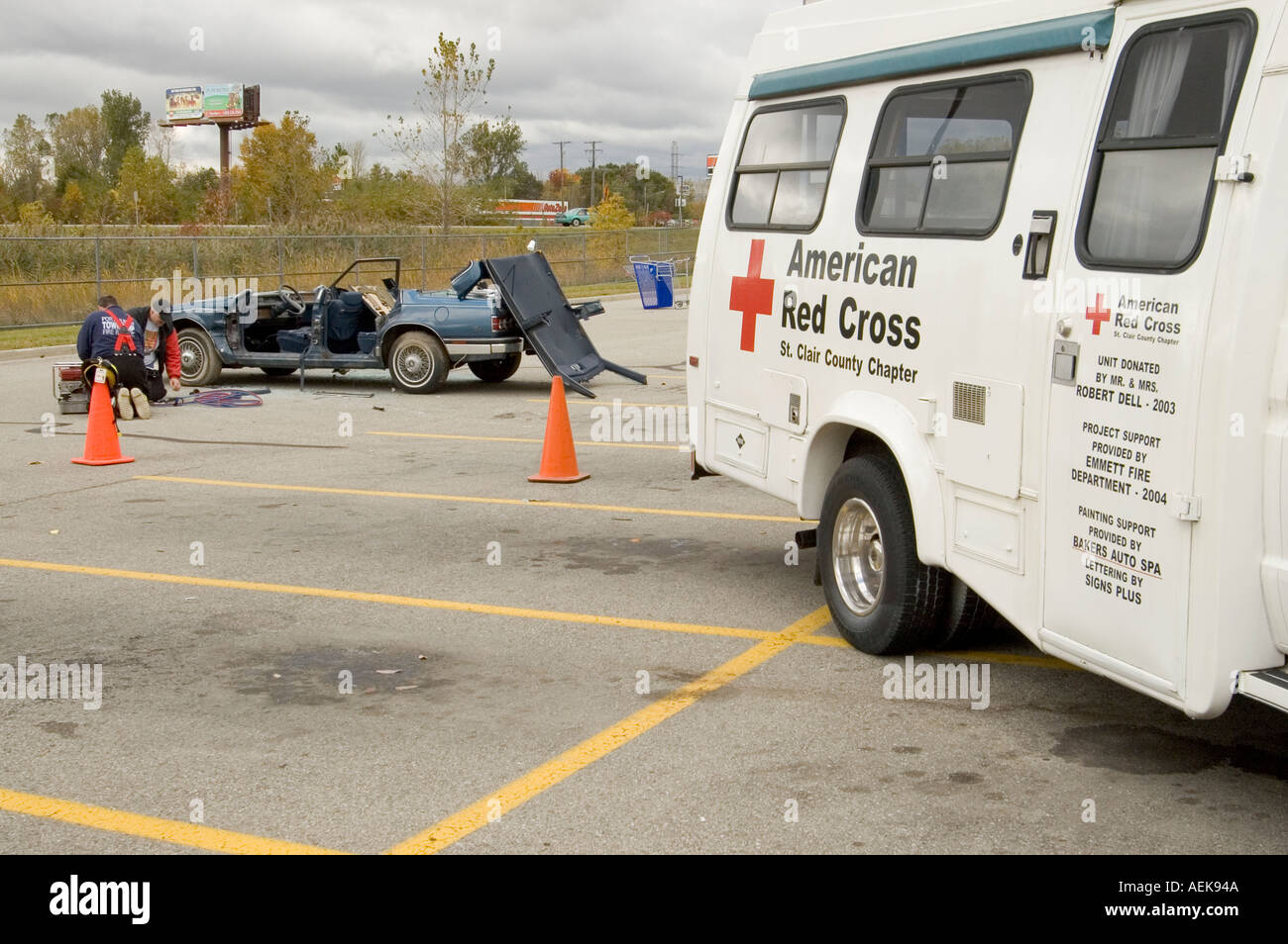 La Croce Rossa americana sulla scena di un incidente automobilistico Foto Stock