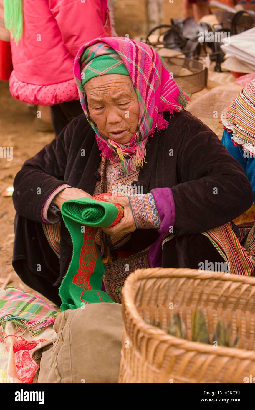 Vecchia donna vietnamita a può cau mercato Nord Vietnam Foto Stock