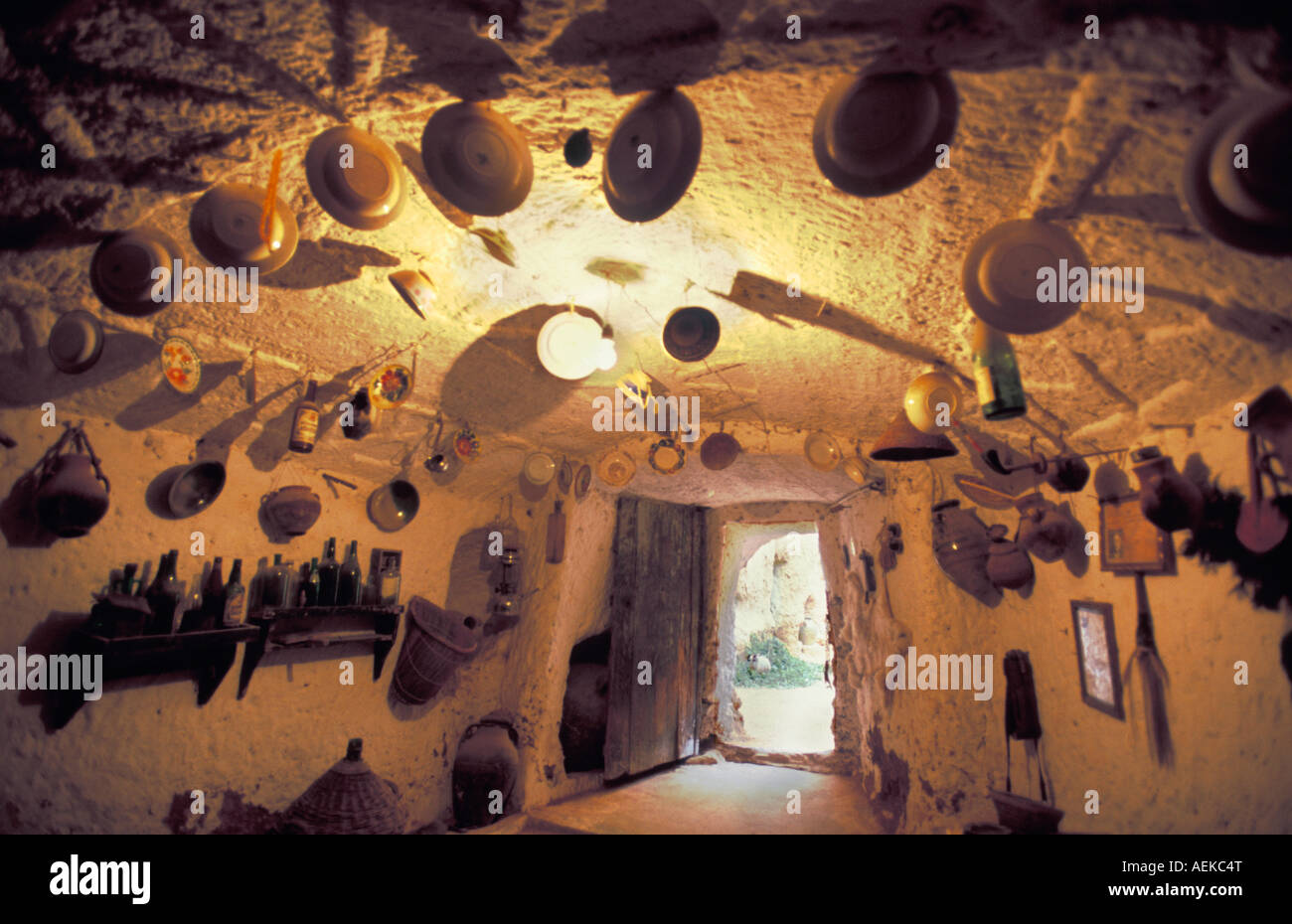 Libia Gharyan arnese visualizzati in casa, antica casa scavata nella roccia Foto Stock